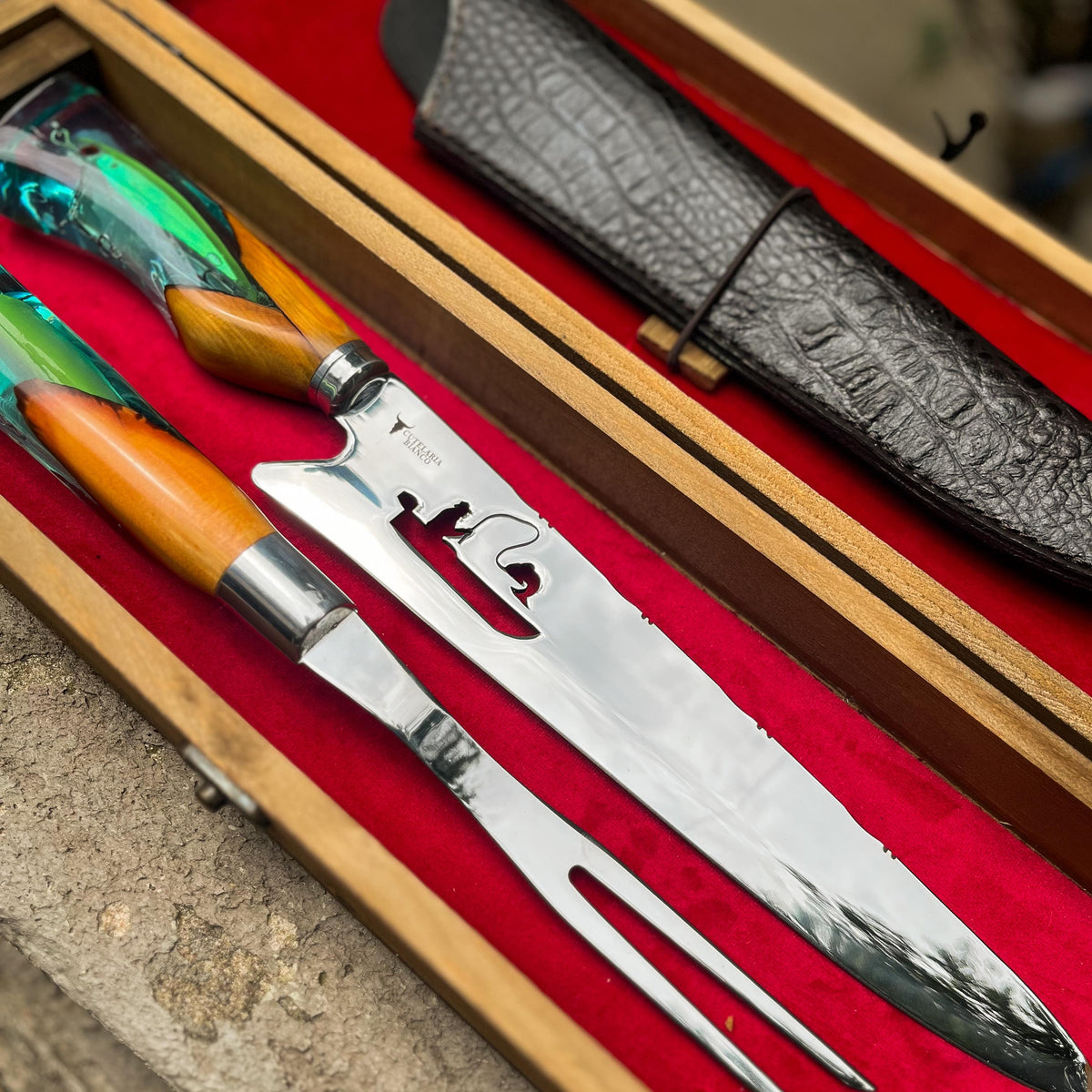 Kit de Churrasco Lâmina Pescador com Cabo isca artificial + Garfo com Cabo isca artificial +caixa em madeira